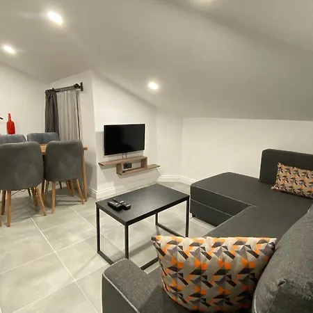 Canal Apartment *