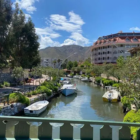 Apartment Canal